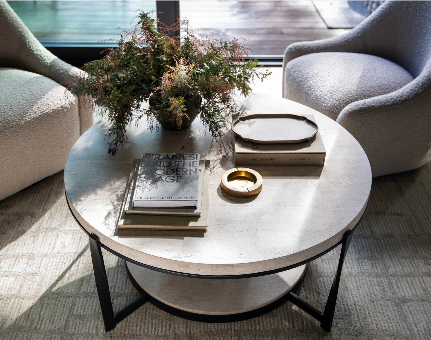 Tablescape.  Restraint meets nature.
#caseyhowardinteriordesign #lakeviewproject
Interior Design: @caseyhowardinteriordesign
Builder: Ben King Construction
Photography: @dyerphoto
Stylist: @bethprotass
PR: @davisgonthier