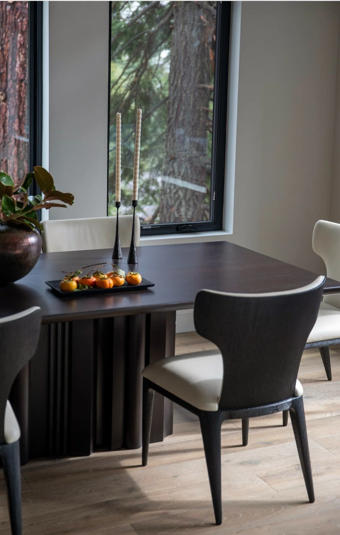 In the details... love the base of this dining table for the way it ripples in varying ways, revealing a touch of the unexpected.
#caseyhowardinteriordesign #lakeviewproject
Interior Design: @caseyhowardinteriordesign
Builder: Ben King Construction
P