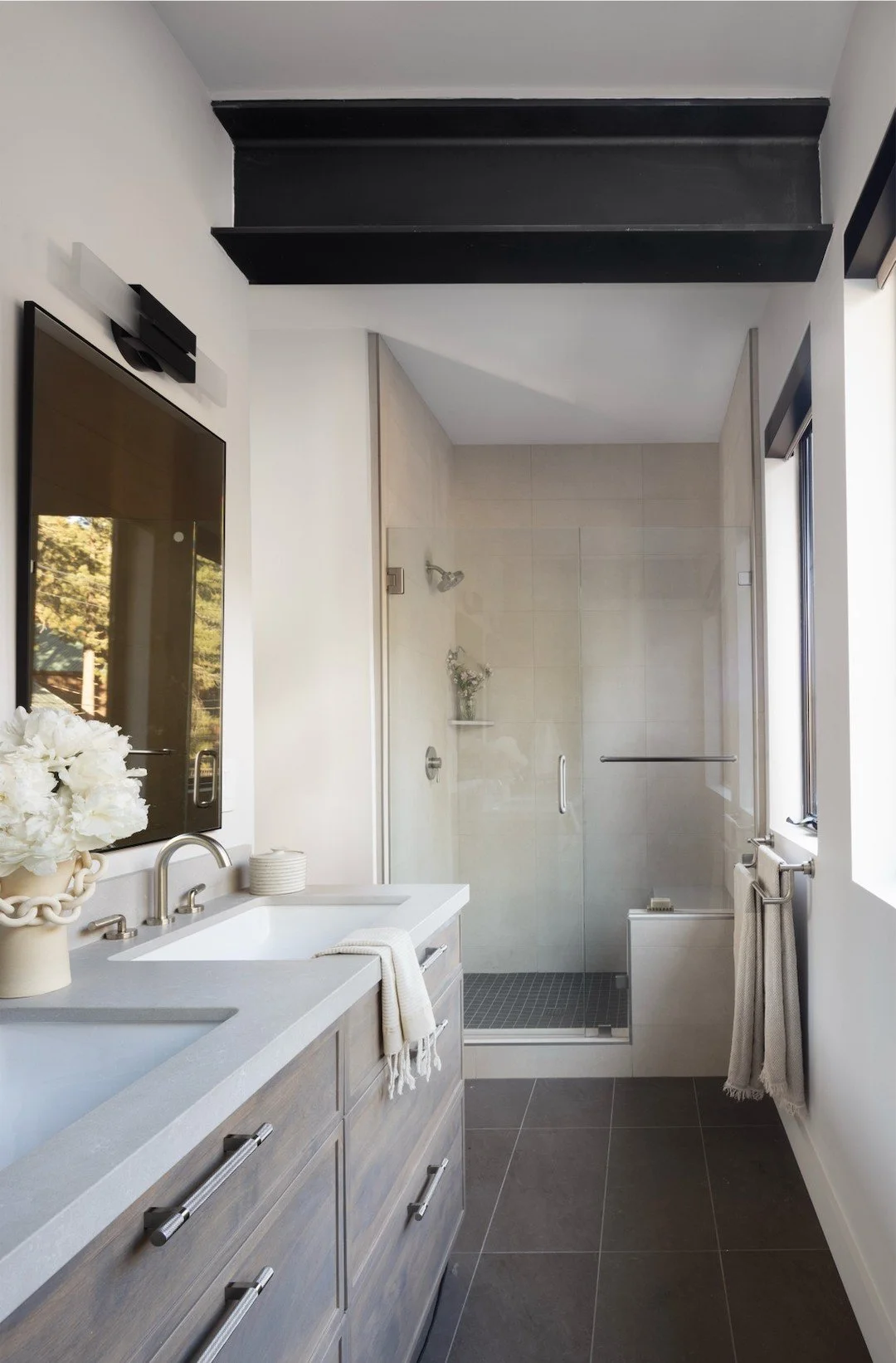 A calm respite, away from it all. 
#caseyhowardinteriordesign #lakeviewproject
Interior Design: @caseyhowardinteriordesign
Builder: Ben King Construction
Photography: @dyerphoto
Stylist: @bethprotass
PR: @davisgonthier