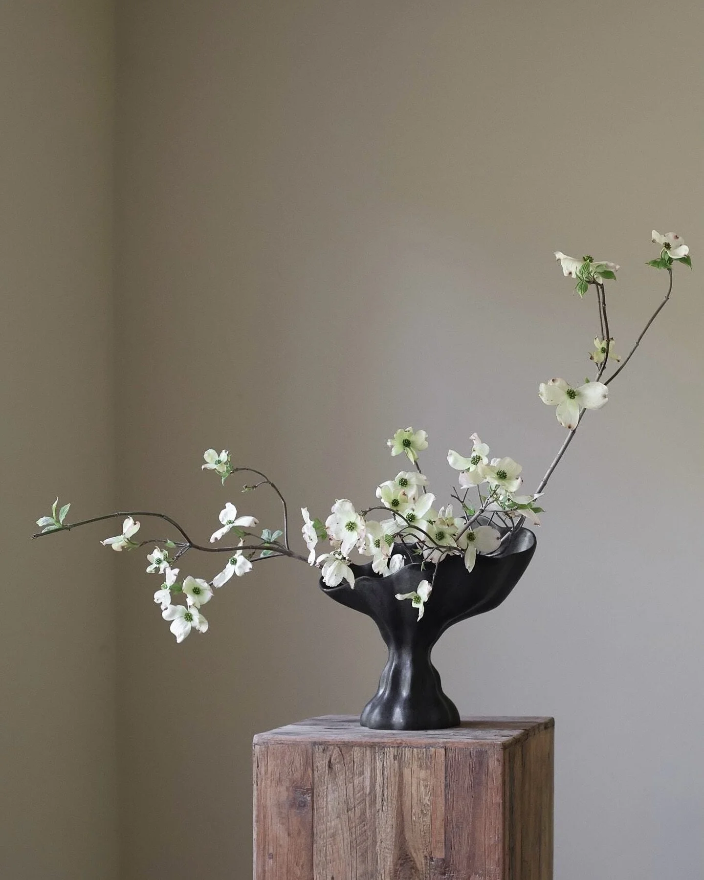 Details we love... a special sculptural vessel and florals that are just a little bit wild.

#inspo 
vessel @inkandporcelain in collaboration with @kqk.studio
floral design @mflora.design