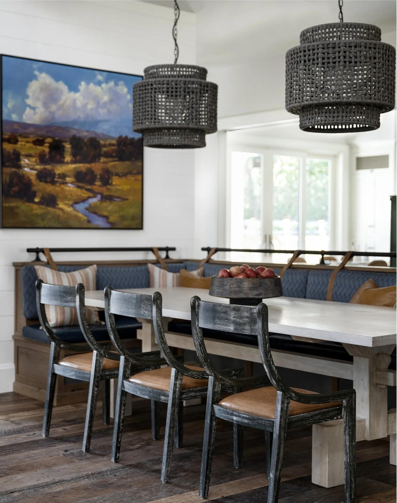 Playing with tension in dark vs light. 
#sycamoreproject #caseyhowardinteriordesign
interiors: CHID
📸: @kuohphotography
styling: @allegrahsiaostylist 
architect/builder: @ridgecrestdesigns