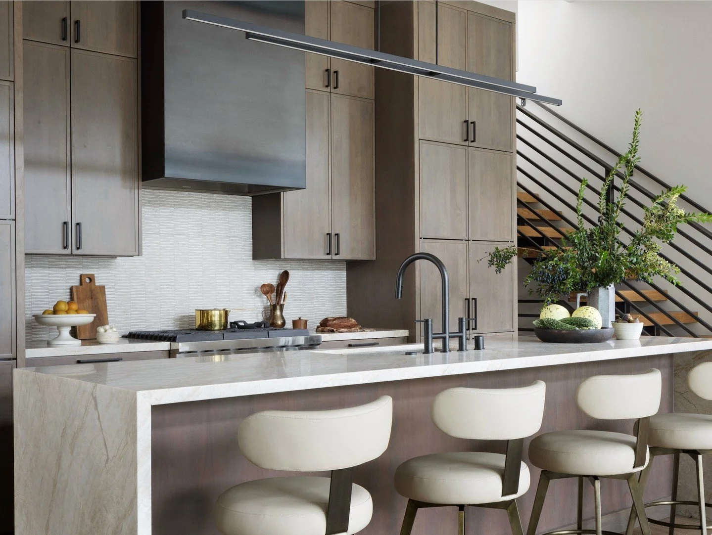 A study in contrasts. We balanced the strength of steel and stone with the natural warmth of wood and the softness of upholstered seating when designing this lakeside mountain retreat. The result feels both refined and inviting.
#caseyhowardinteriord