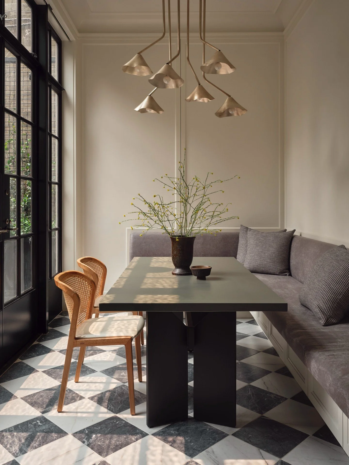 In today's episode of we love breakfast nooks... the sculptural chandelier steals the show. We love the contrast between its delicate, organic form and the strong geometry of the checkerboard floors and steel doors.
#inspo #designby @emilydelbelloint