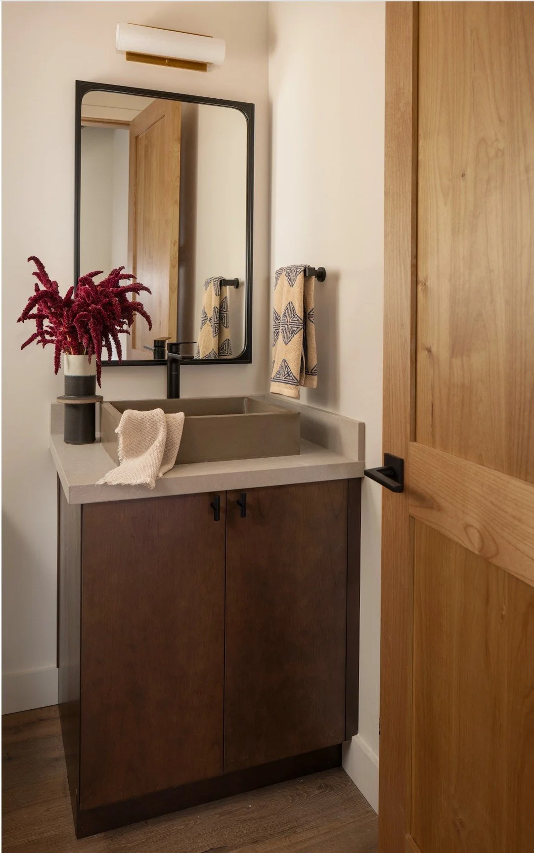 Small spaces deserve just as much attention as the rest of the home. Warm wood tones, clean lines, and thoughtful details give this powder room at our Lakeview Project its understated character. #caseyhowardinteriordesign #lakeviewproject
Interior De