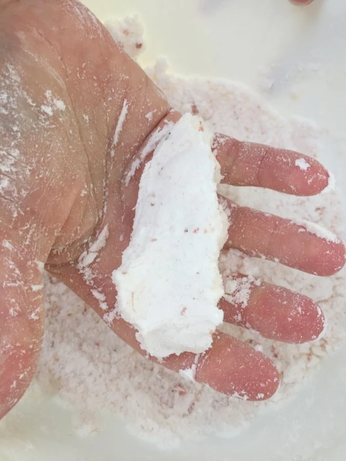 Bath bomb mixture should hold together when squeezed