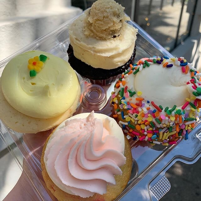 Thought you could use some cupcakes today&hearts;️&hearts;️&hearts;️
Open for regular business til 6.  No need to preorder! Walk on in for take out. 
Delivery @caviar &amp; @doordash link in the bio. 
Flavors:
Bday cake
Lemon lemon
Strawberry milksha