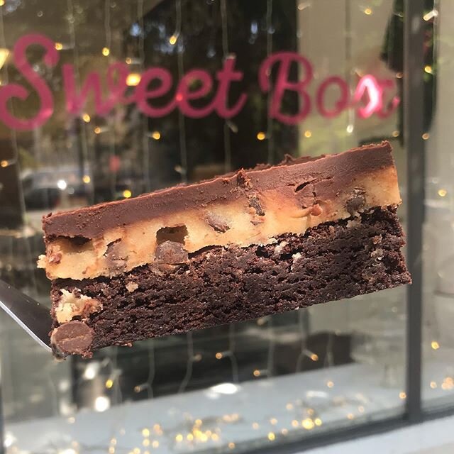 Mondays call for cookie dough brownies 🙌😍🙏🏻🍪✨ Open for walk-in purchases til 4.  Delivery @caviar @doordash #chocolatelover #sweetbox #fudge #openinphl #cookiedough #bestofphilly #brownies