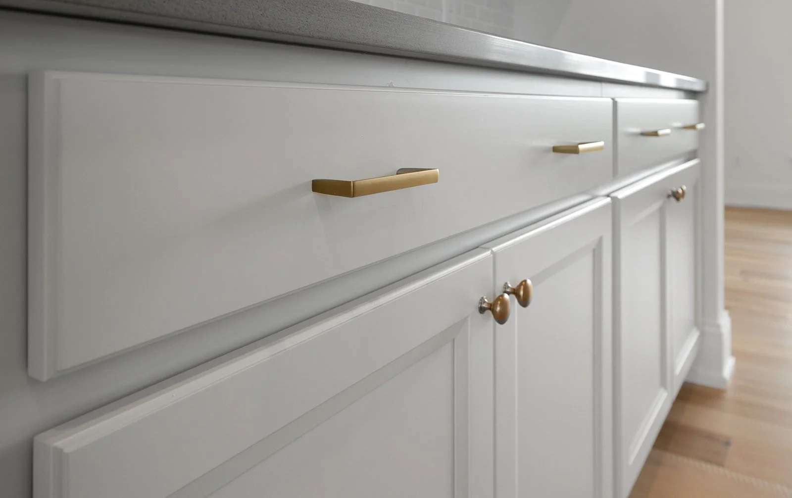 Luxury kitchen with quartz countertops by Saba Signature Homes