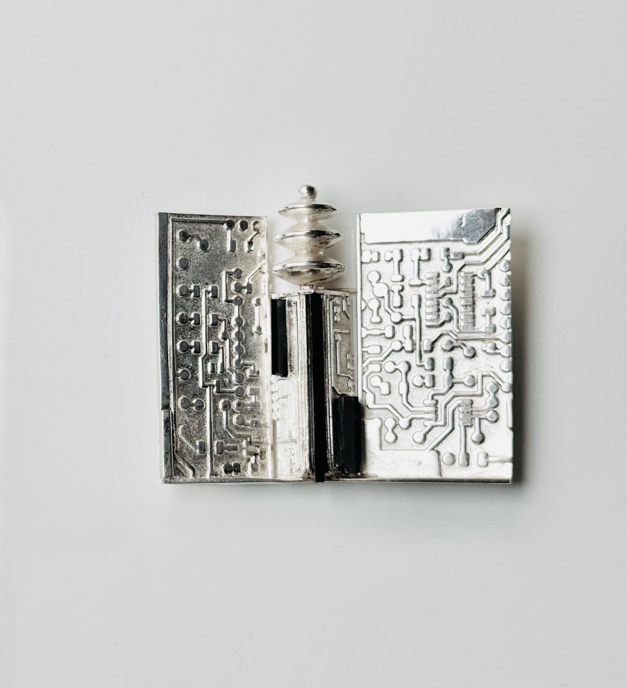 Scifi I- brooch1.jpg