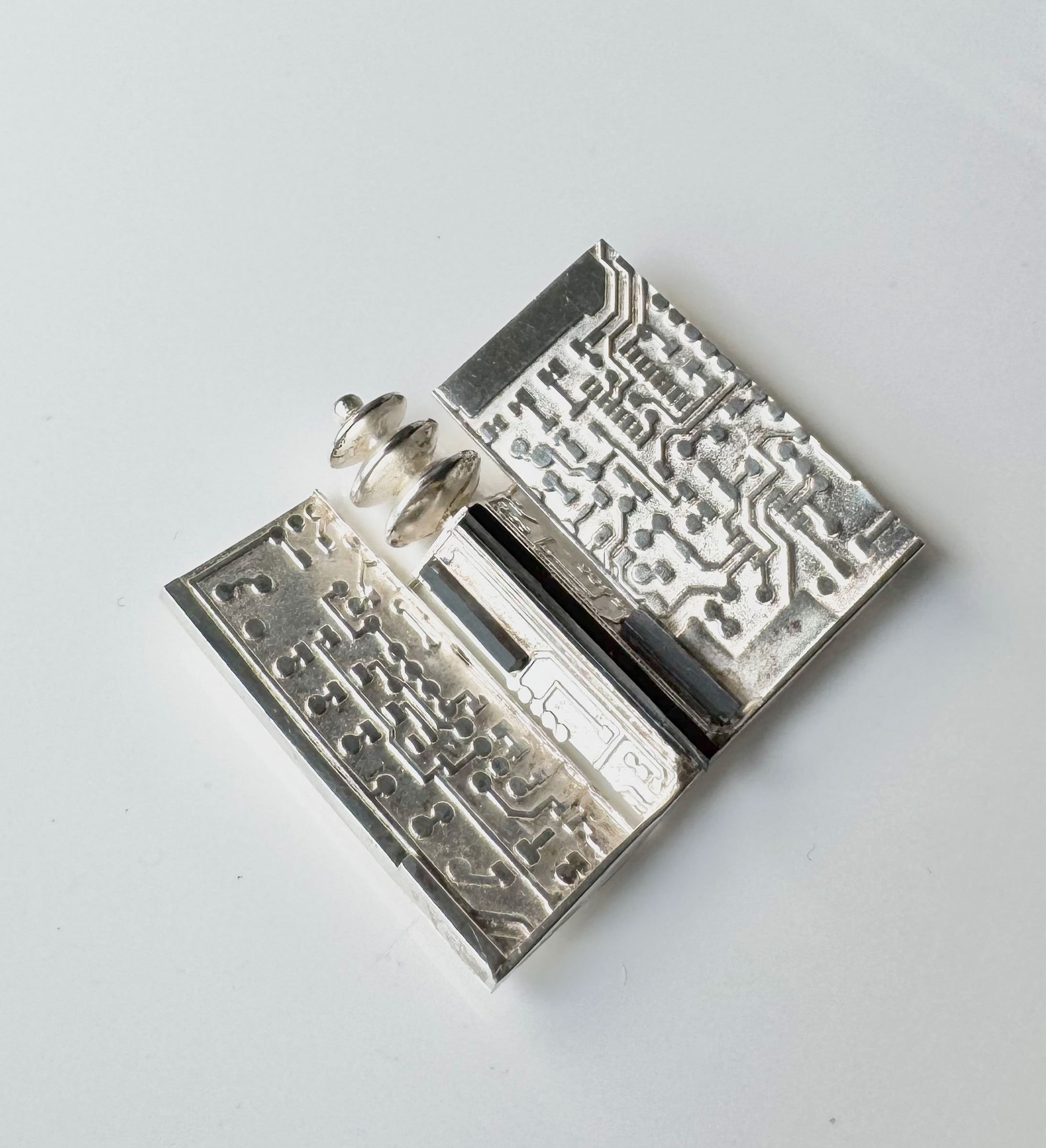 Scifi I- brooch3.jpg