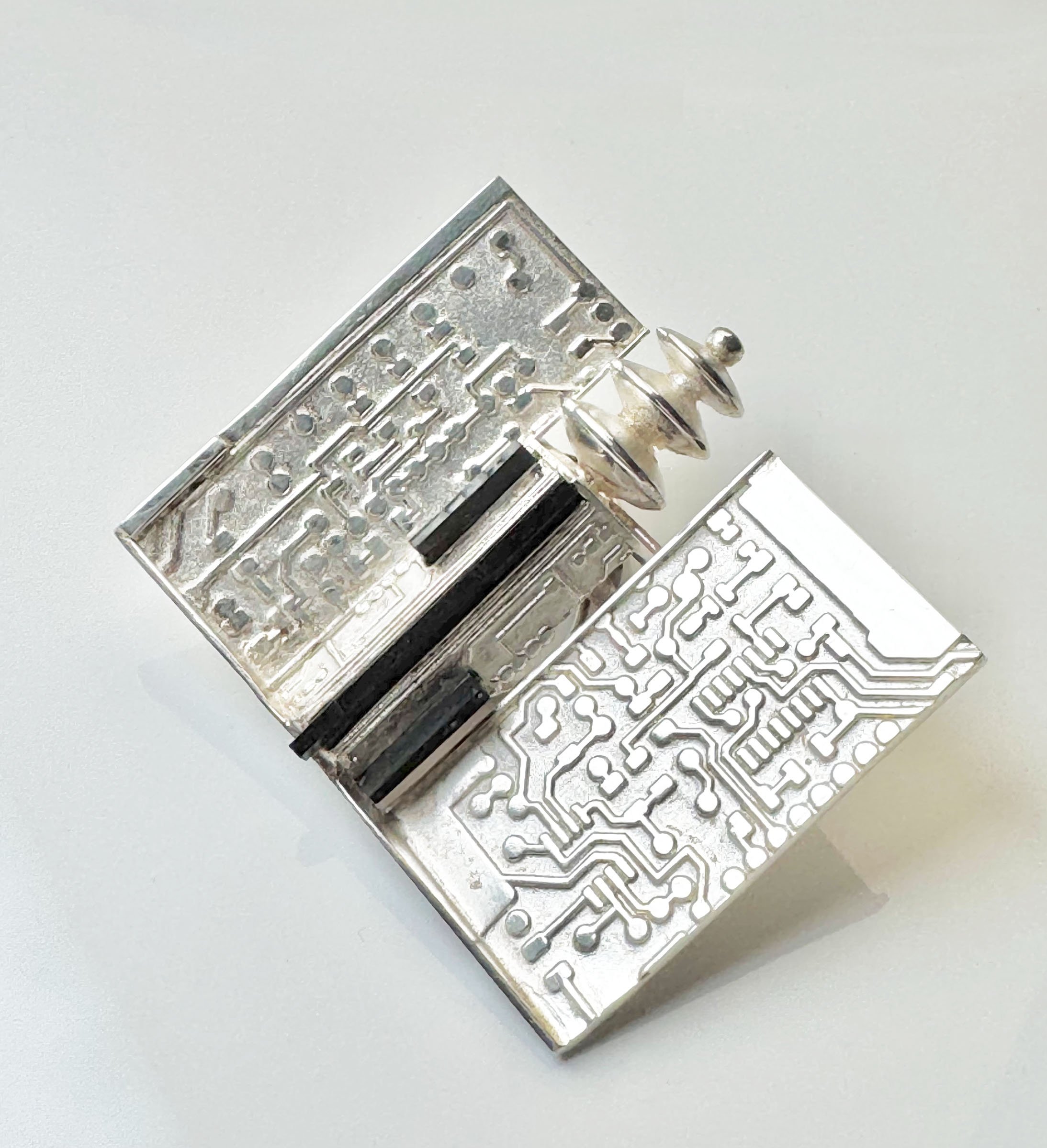 Scifi I- brooch2.jpg