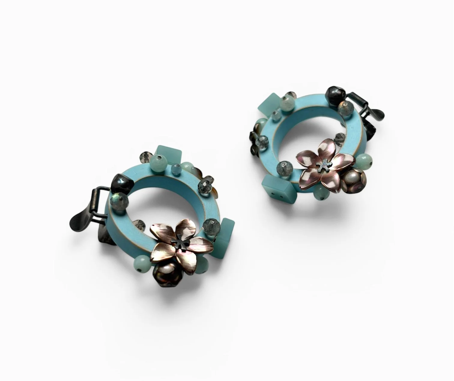 Terhi Tolvanen_art jewelry_earring_Garden by the Pool earring 1.JPG