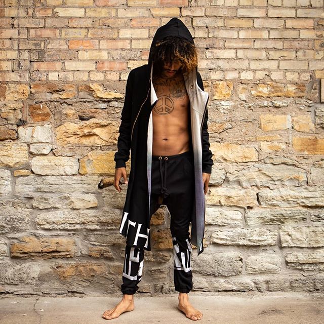 @thraxisthreads cloack &amp; leggings on @willrobinsonmusic 👑 #fashion #hemp #cotton #biascut #cloaks #handmade #clothing #screenprinting #blackonblack #minneapolis #mplsart #mplsfashion #fashiondesigner #outfitgoals #wanderlust #instagood #festival