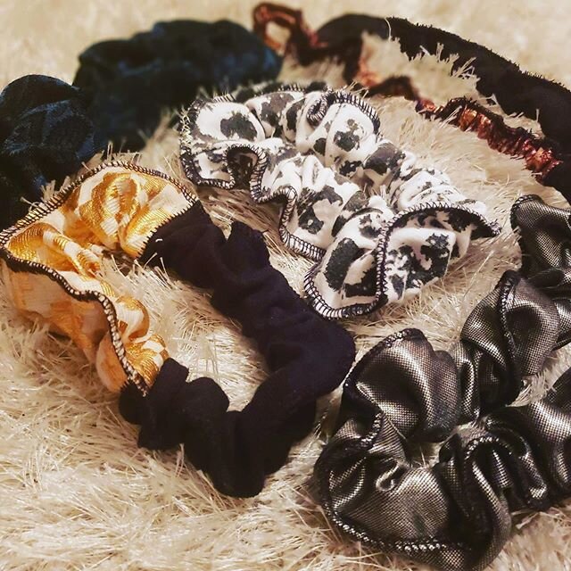Scrunchies available with tiny zipper pockets.  #handmadehairaccessories #scrunchies #thraxisthreads #designeraccessories