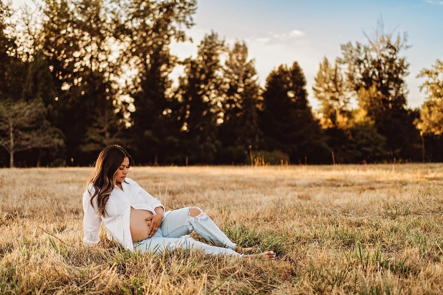 Documenting the quiet strength, the unspoken emotions, and the beauty in anticipation. Maternity sessions that speak volumes. 📷✨ #MaternityMagic #CapturingExpectations