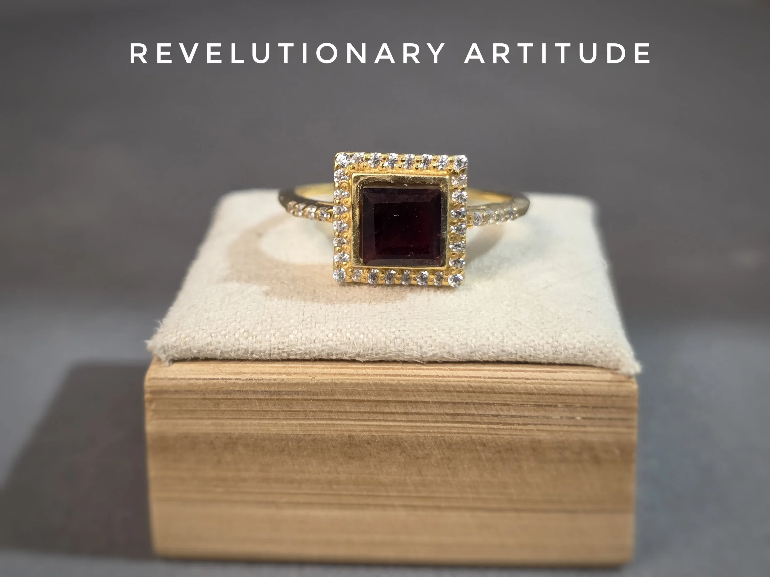 Ascua Garnet Ring