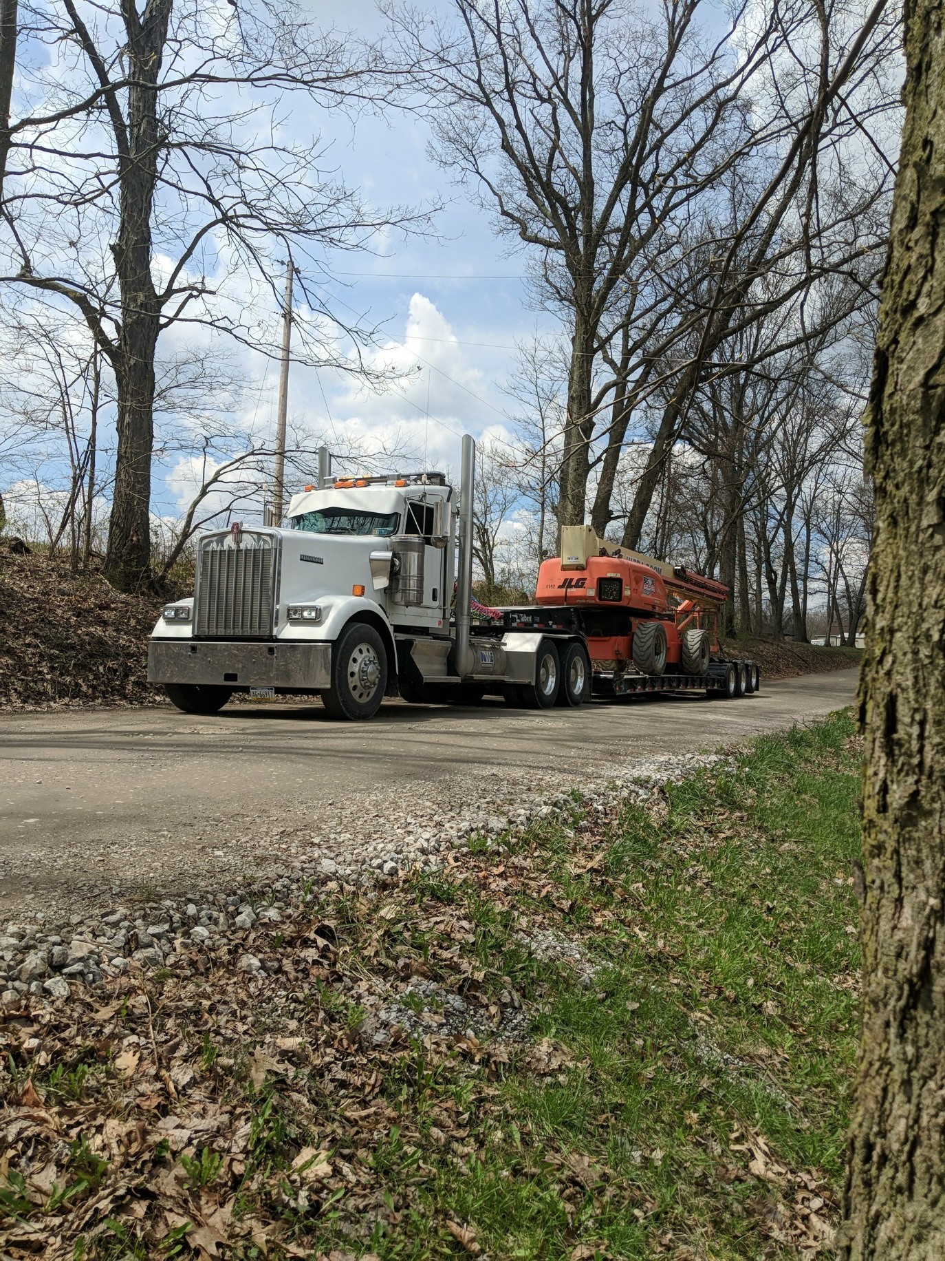 Kenworth with man lift.jpg
