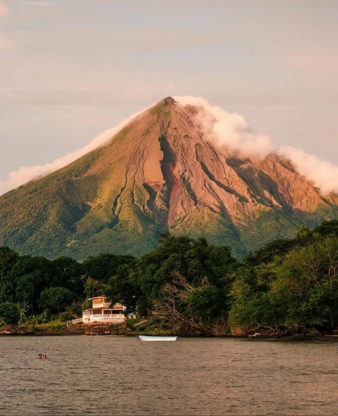 Isla de Ometepe‼️🌋

📸 @fanniventureson 
🌴 @discovernicaragua

#LaRojaOriginal
#MilcaRoja
#Nicaragua