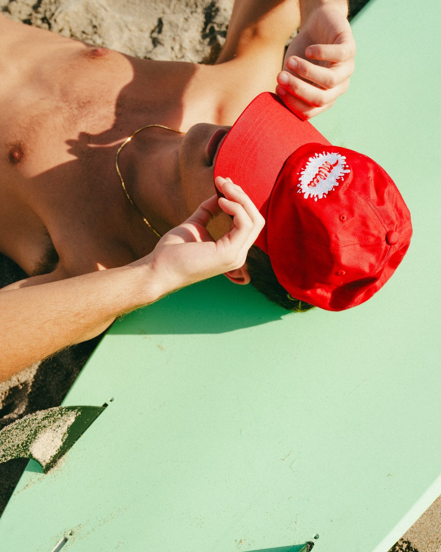 Cuando ya casi es el fin de semana&hellip; 🥤☀️🌴

#MilcaRoja #Merch #Milca #Beach

📸 @k.lez
😎 @colinnlozano