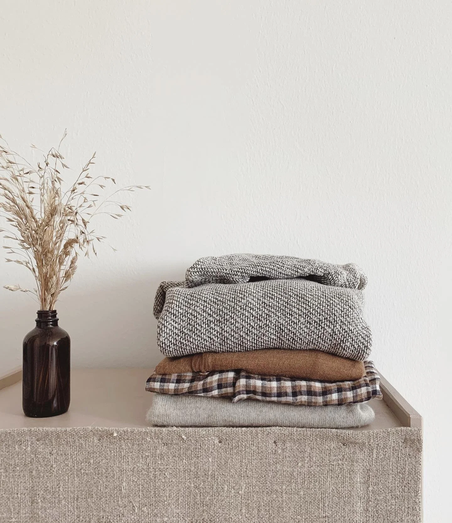 - less clothes but better -
What do you do when you need new clothes? Do you borrow them from a good friend or sibling? Do you buy second hand? Do you have a list of stores you trust where you know you'll find what you're looking for? What requiremen