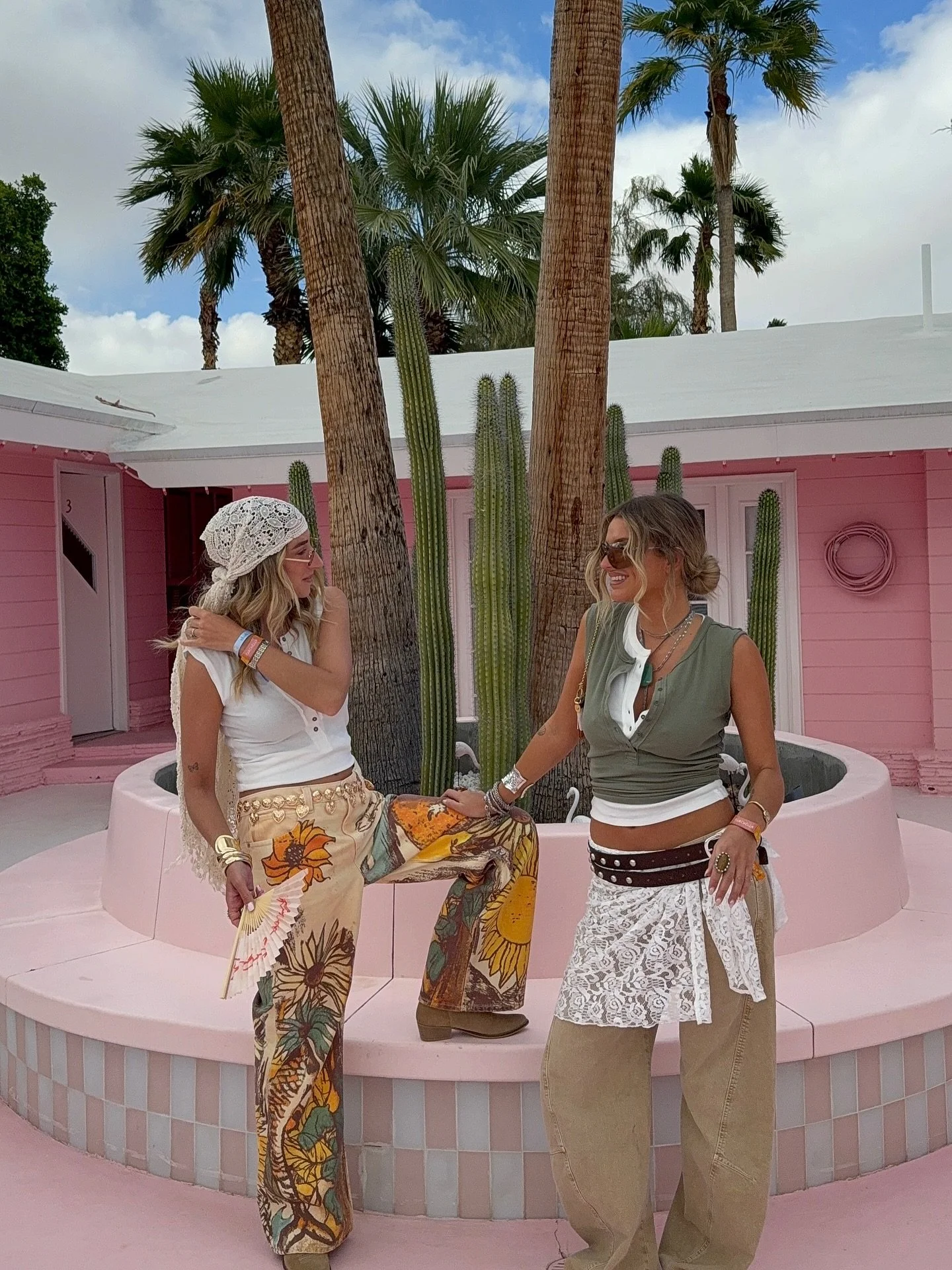 Coachillin&rsquo; by the pool at Trixie Motel, our office for the week-end. Happy #bieberchella 🎡