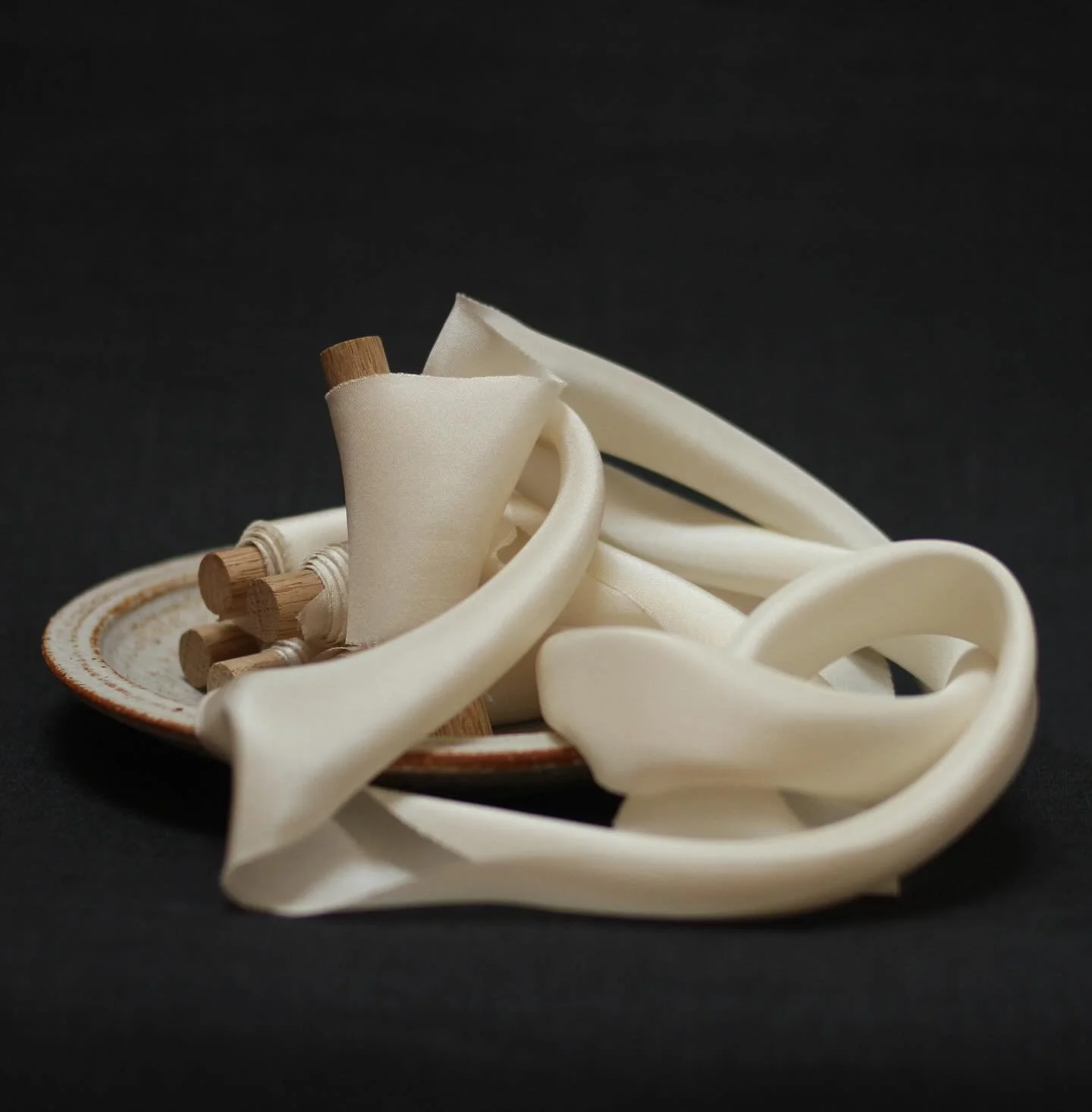 The Whites: ALABASTER

Alabaster - a creamy neutral shade, reminiscent of alabaster marble. A colour close to ivory or a pale champagne, this is an off white, natural looking tone that works with any arrangement.

Our lightweight silk habotai has a l