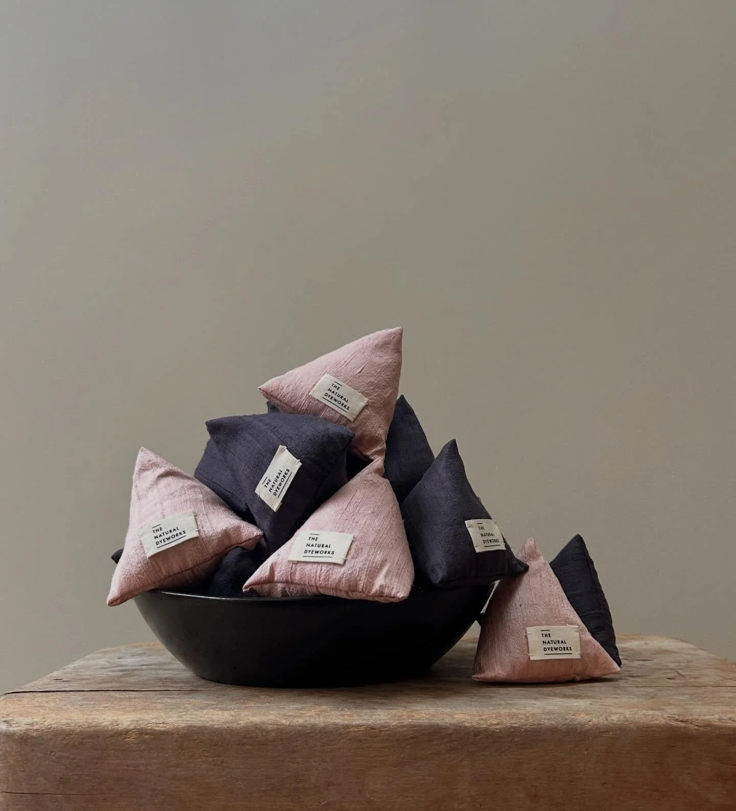 ROSE QUARTZ &amp; ANTHRACITE

New silk lavender pyramid colour ways for galentines, valentines &amp; any times.

Link in bio 

#thenaturaldyeworks #plantcolour