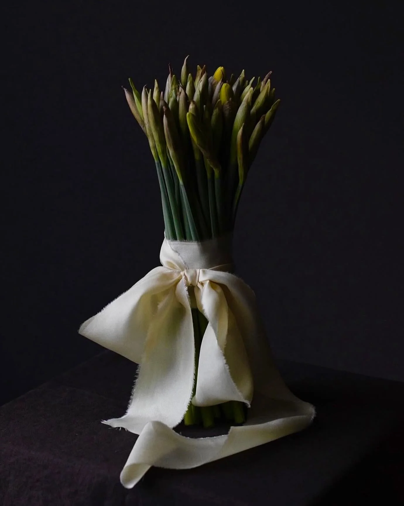 Spring shades. 

The exquisite beauty of the humble daffodil captured by @leigh.chappell.flowers using a daffodil dyed ribbon from last years Spring/Summer ribbon box. 

Excited to start dyeing ribbons again this spring. 

#floralinspīration #thenatu