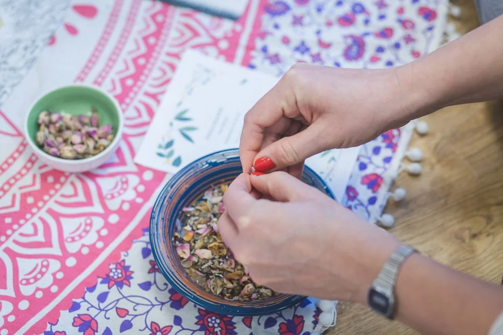 Getrocknete Rosenblüten in Wasser bröseln