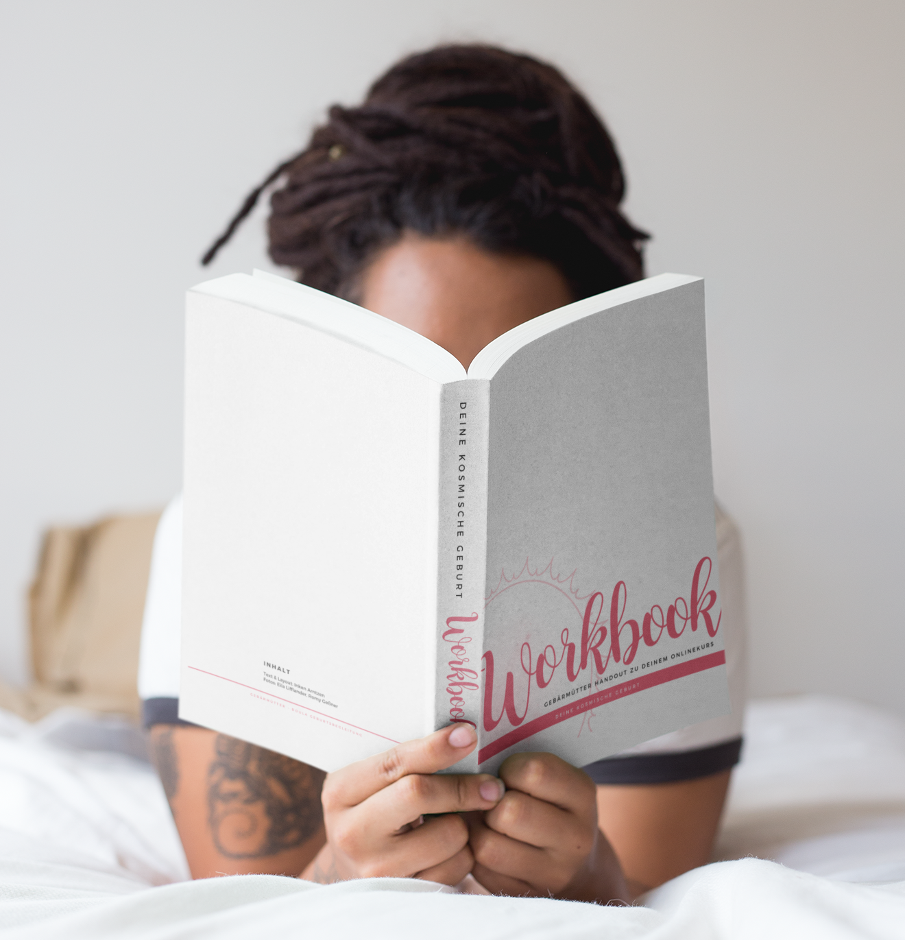 Frau liest das Workbook zu dem Onlinekurs "Vertrauensvolle Geburt"