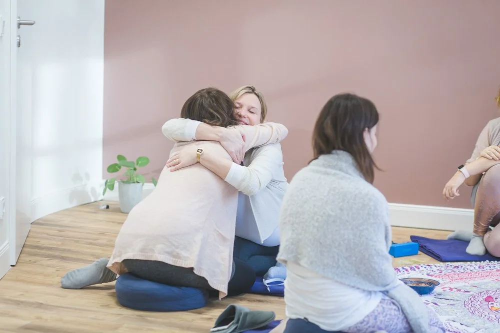 Zwei Frauen umarmen sich im Frauenkreis