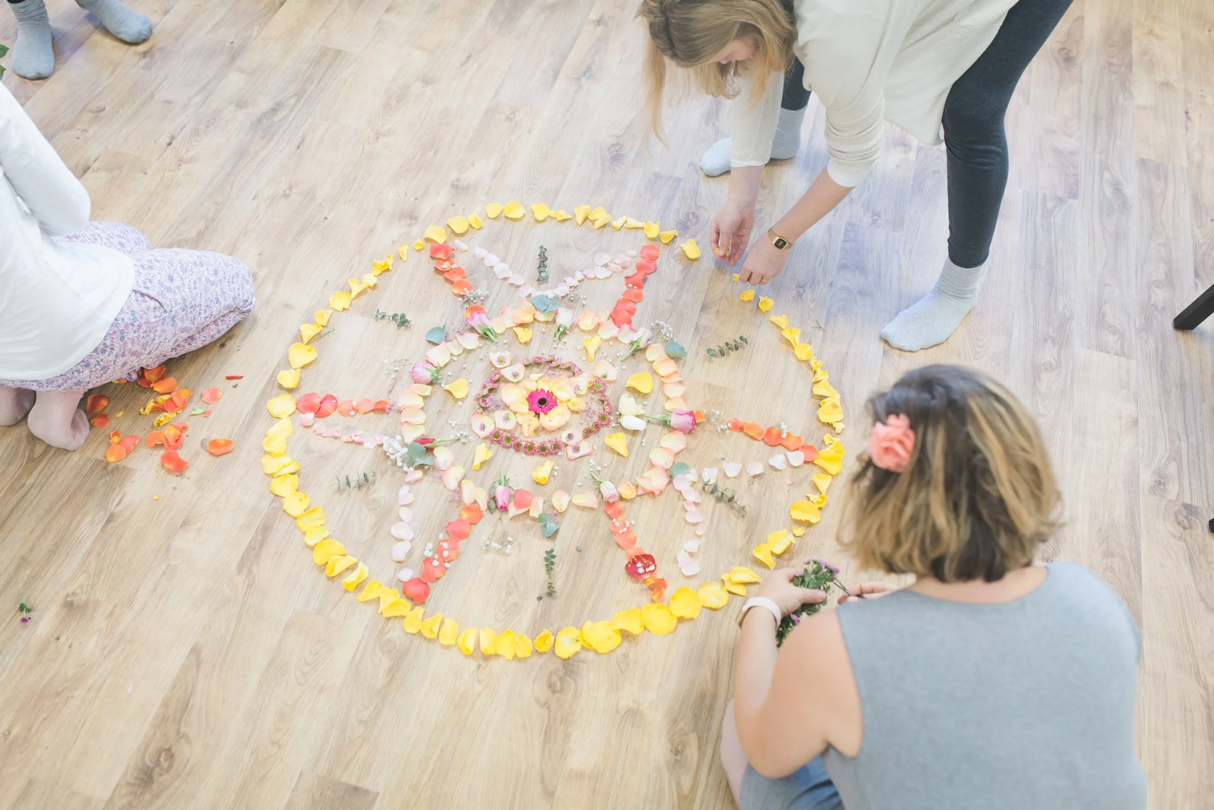 Gemeinsam ein Blumenmandala legen