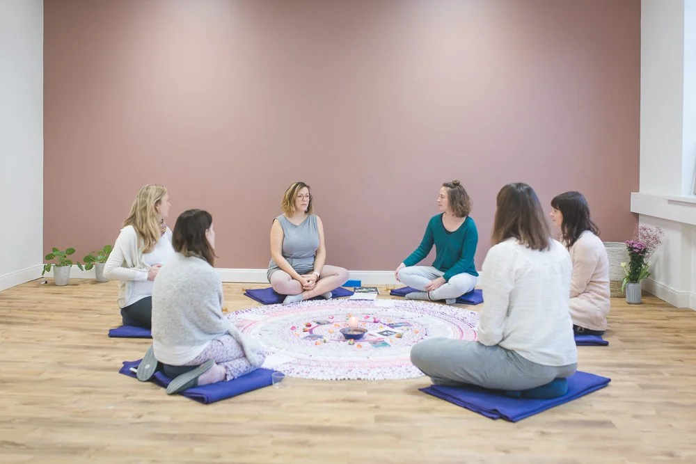 Frauen sitzen im Kreis bei einem Women Circle