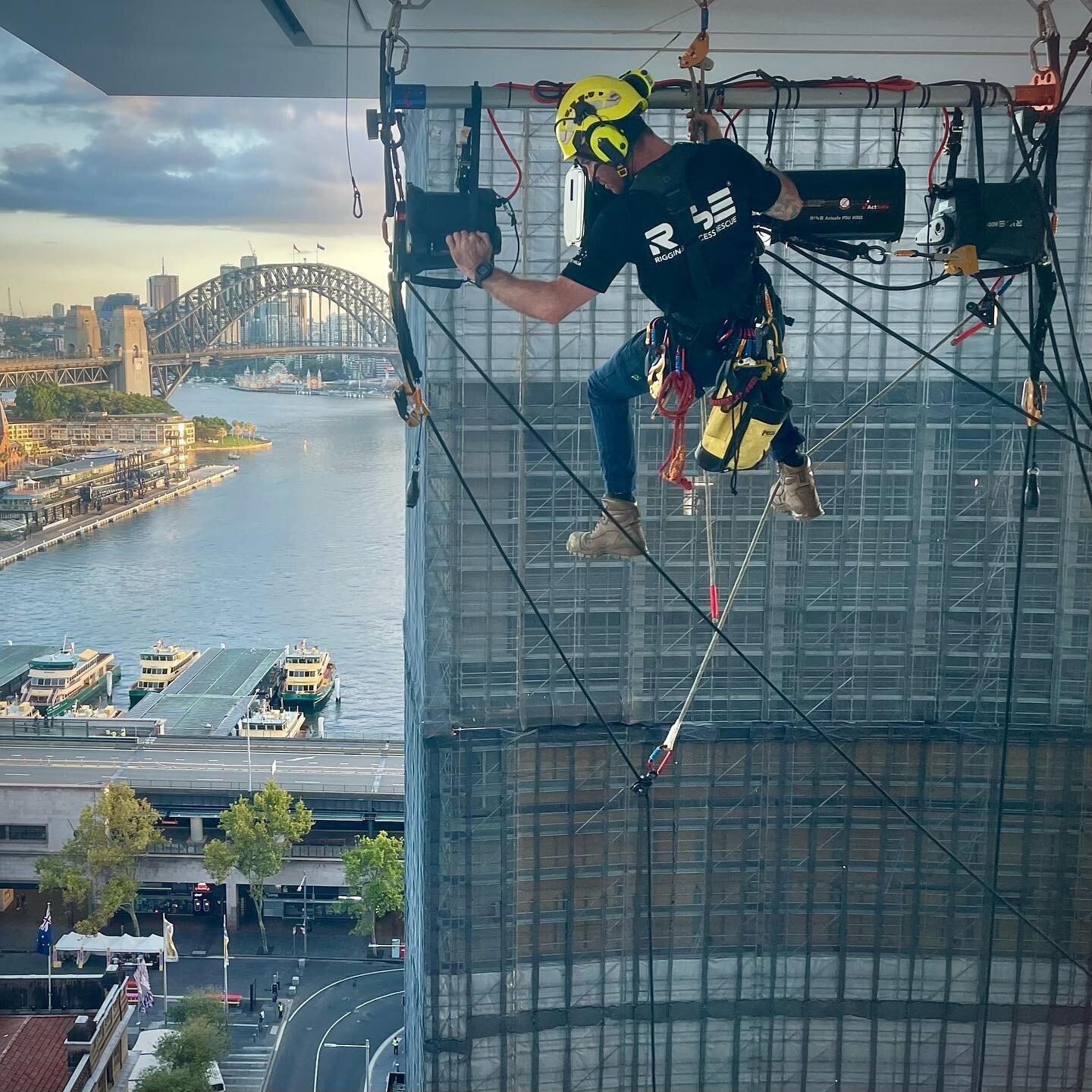 We are back with some more awesome behind the scenes shots from &quot;LOVERS&quot; at Sydney WorldPride 2023 with @legsonthewall . 

We designed a rigging, access and rescue system integrated into the buildings existing rope acces / height safety inf