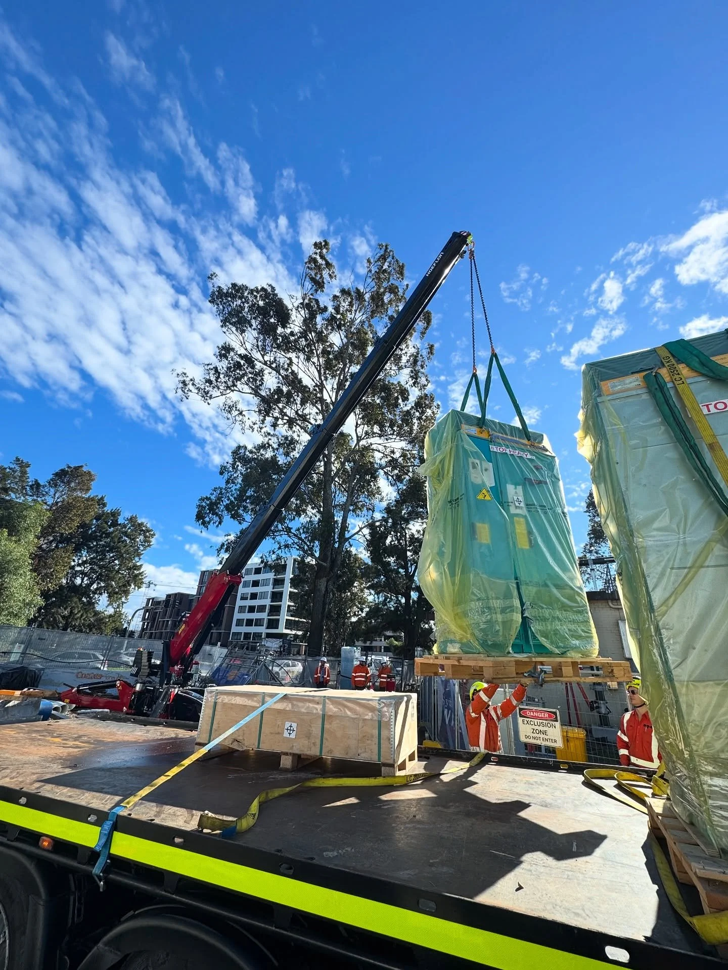 Tight access? No problem. Our team used our Hoeflon C30e compact crane to lift and position electrical cabinets with precision in a restricted space with zero emissions and maximum control.
Using the MaxiRig transfer plate, we picked from certifie