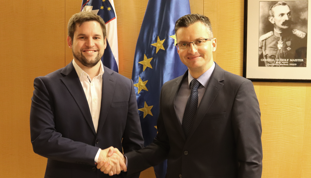 Luka Kočevar, kandidat za župana Občine Cerknica, in predsednik vlade RS Marjan Šarec (foto: Aleš Štefančič)