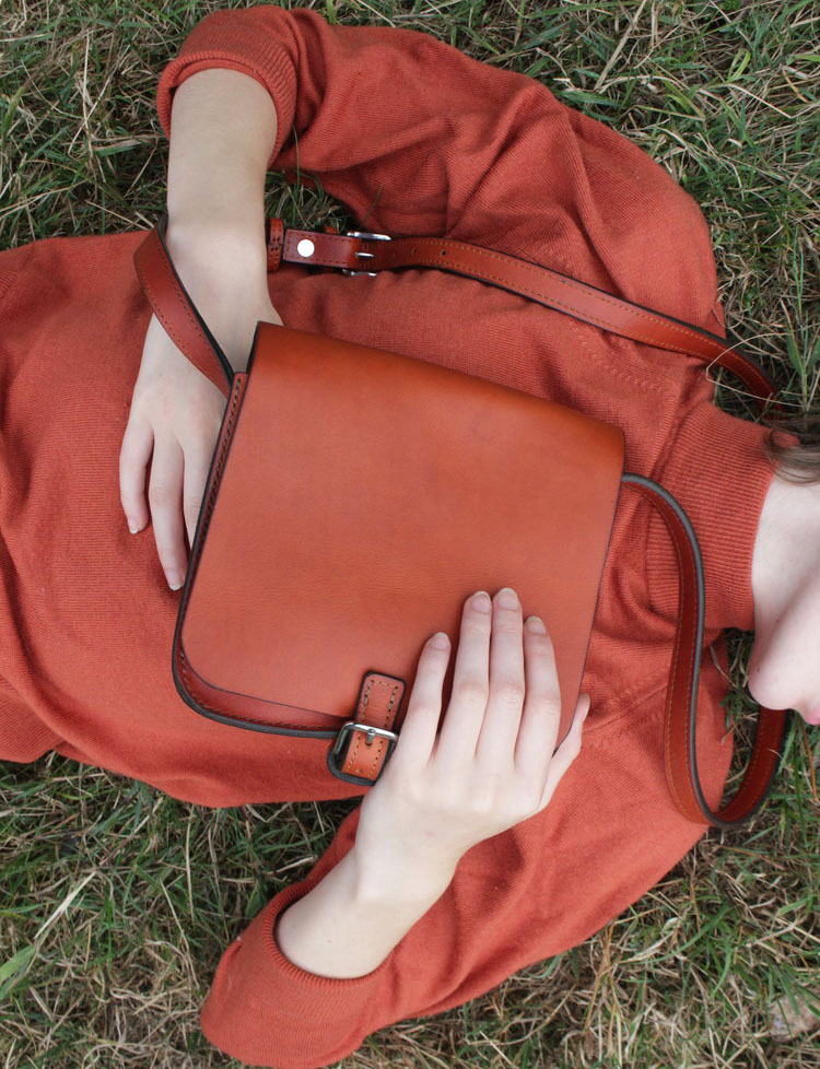 minicrossbody close up