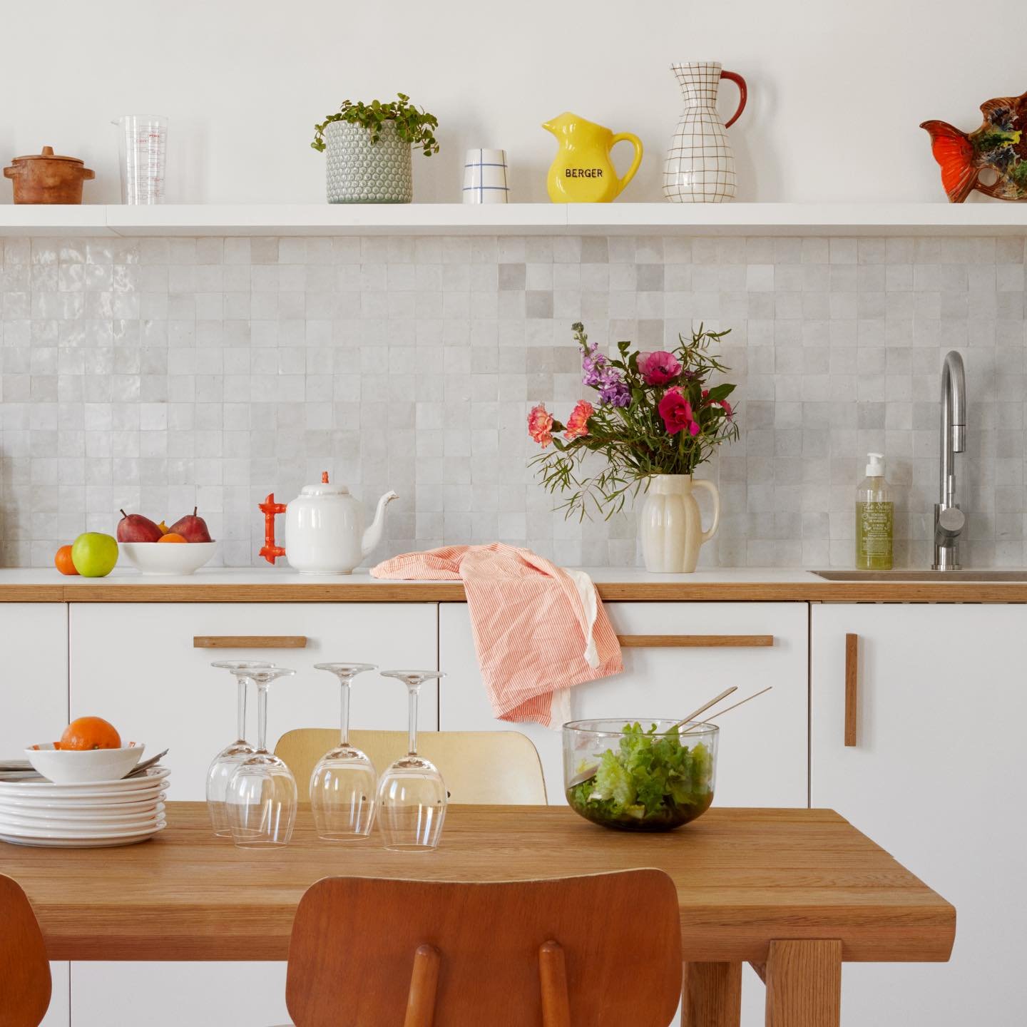 Les joyeuses tabl&eacute;es d&rsquo;&eacute;t&eacute; r&eacute;sonnent d&eacute;j&agrave; dans la cuisine de @casanoailles_marseille ☀️
 (Je sais que vous aimez les avant/apr&egrave;s : les images des travaux sont dans les stories &agrave; la une 😉)