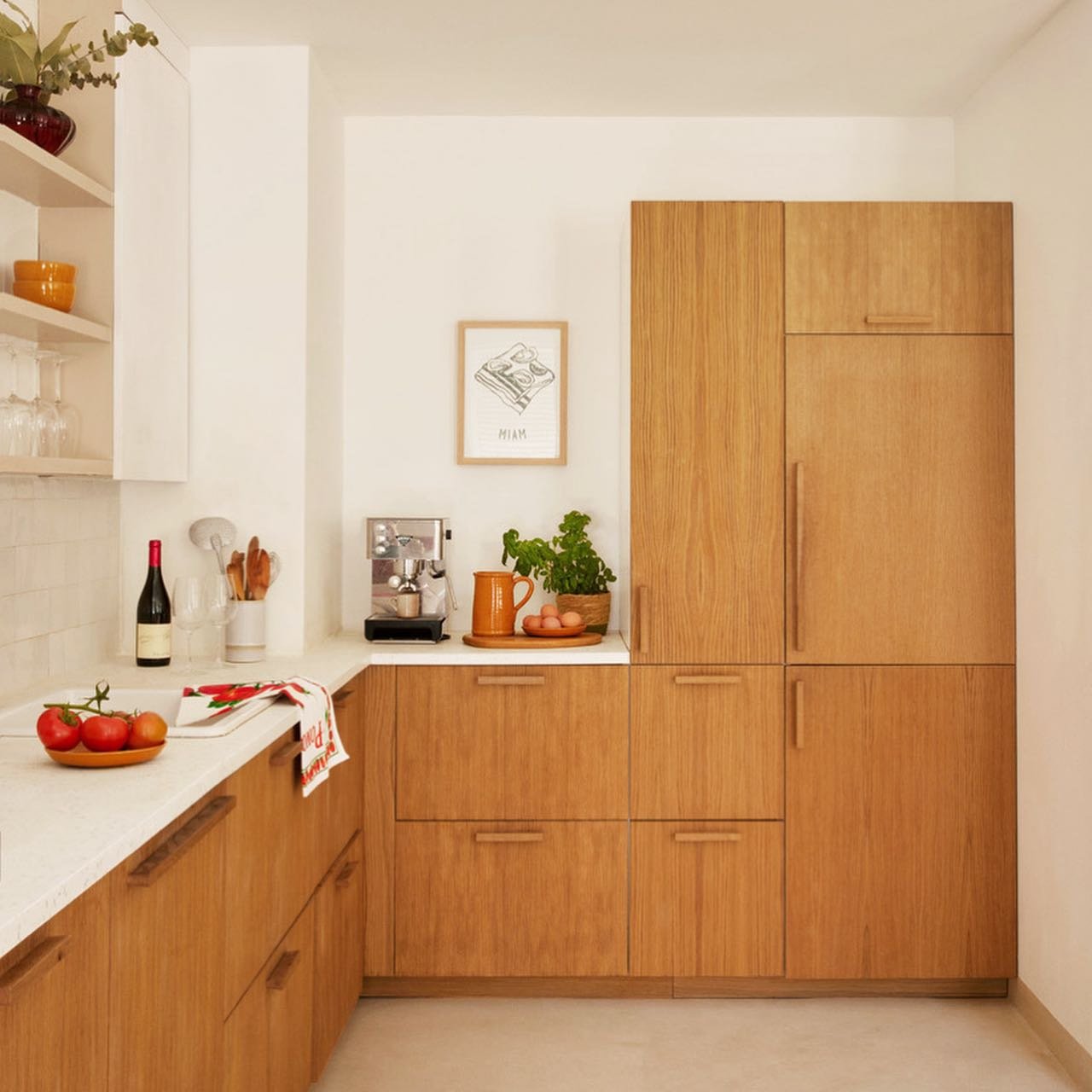 La chaleur du ch&ecirc;ne, la min&eacute;ralit&eacute; du b&eacute;ton cir&eacute; et la brillance du zellige sont les 3 ingr&eacute;dients de cette cuisine intemporelle. 

#inspirationcuisine #cuisinemediterraneenne #archidinterieur #decorationinter