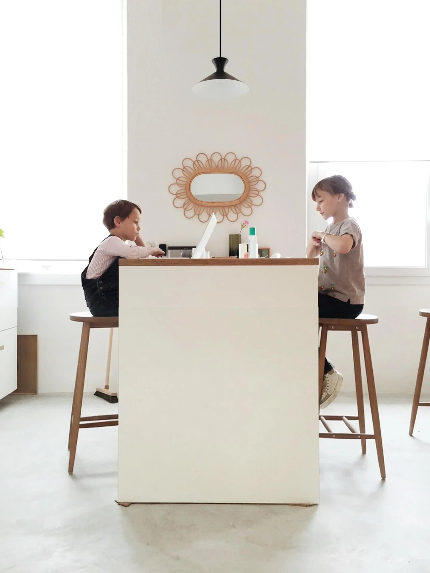 Les enfants ont bien chang&eacute; depuis cette photo prise il y a 10 ans ! Mais pas cet int&eacute;rieur, parce que je l&rsquo;ai cr&eacute;&eacute; pour qu&rsquo;il accompagne la vie, la vraie, pas celle des magazines ou d&rsquo;Instagram&hellip;Et