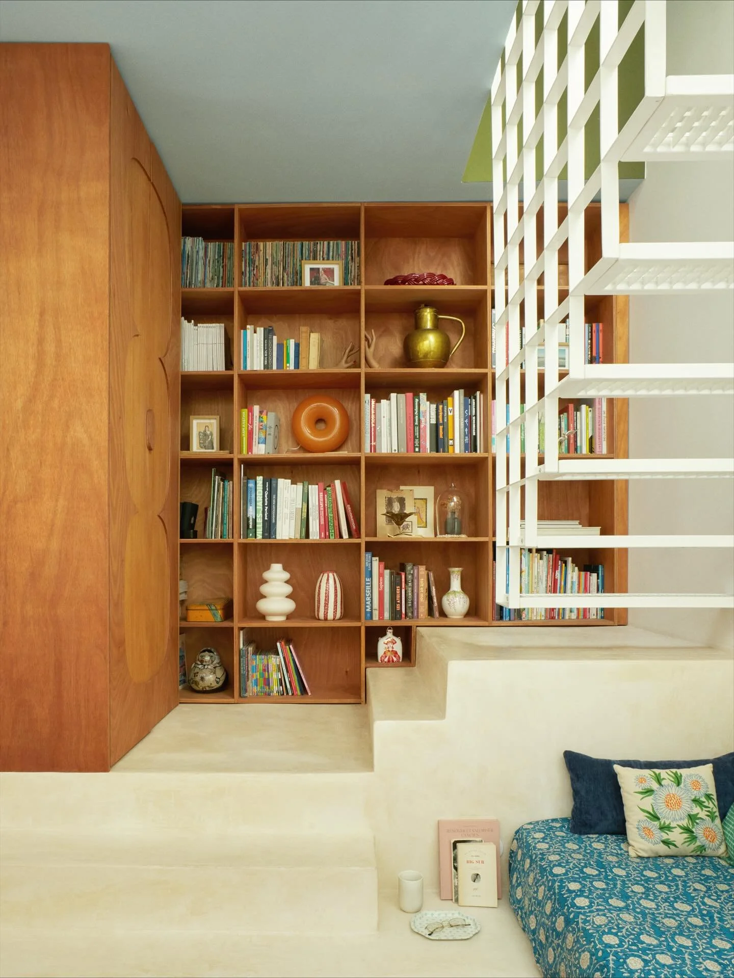 Difficile de croire que lors de l&rsquo;achat de l&rsquo;appartement, cette pi&egrave;ce &eacute;tait toute petite (6m2) et sombre. Aujourd&rsquo;hui, en poussant un mur, en cassant un autre, c&rsquo;est devenu une grande pi&egrave;ce tr&egrave;s agr