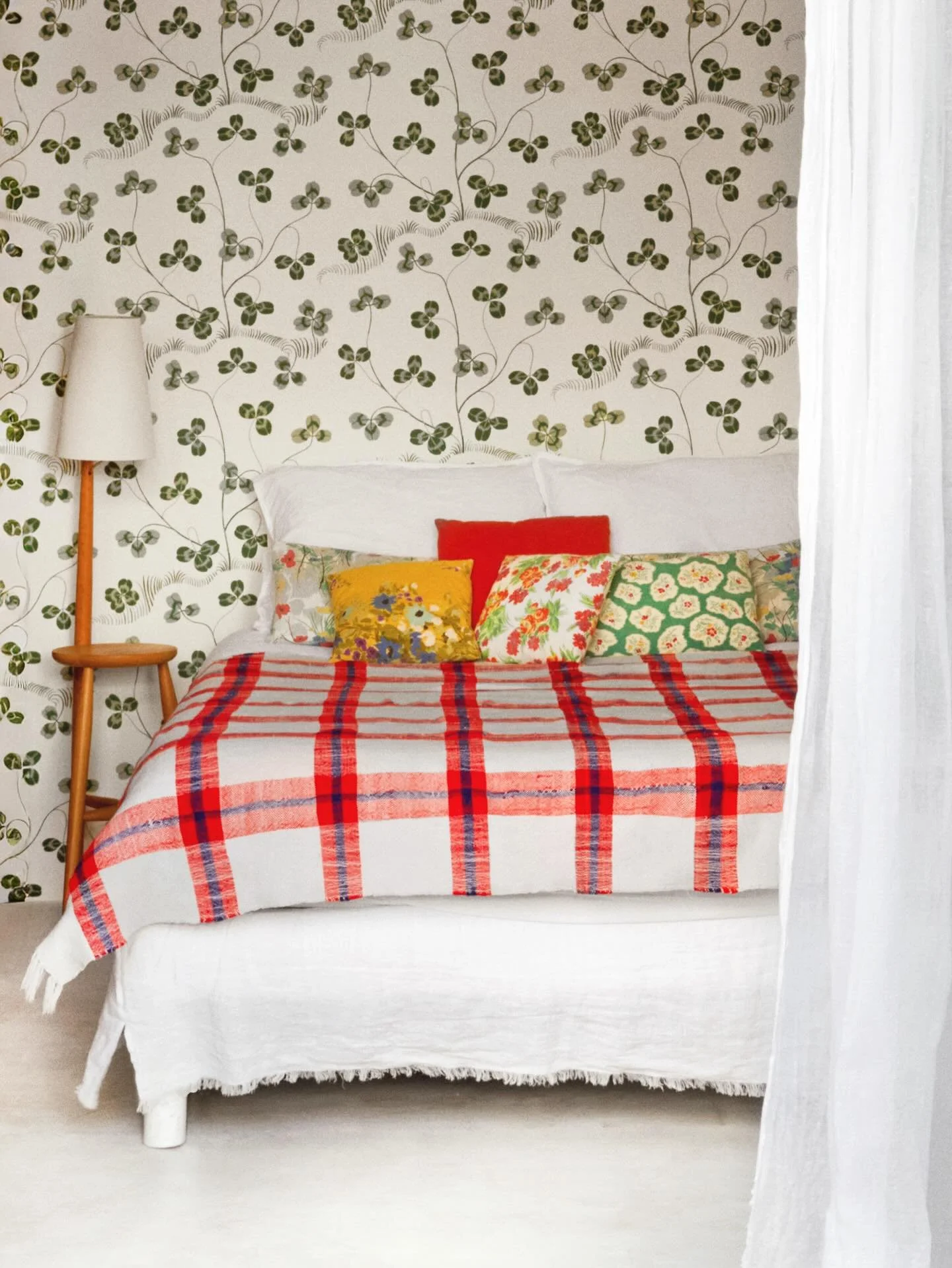 Je ne sais pas si &ccedil;a s&rsquo;appelle une manie ou un style, mais en regardant les photos de mes projets, je r&eacute;alise que j&rsquo;ai un truc avec les coussins 😆
Surtout les color&eacute;s et ceux &agrave; motifs. J&rsquo;aime les assembl