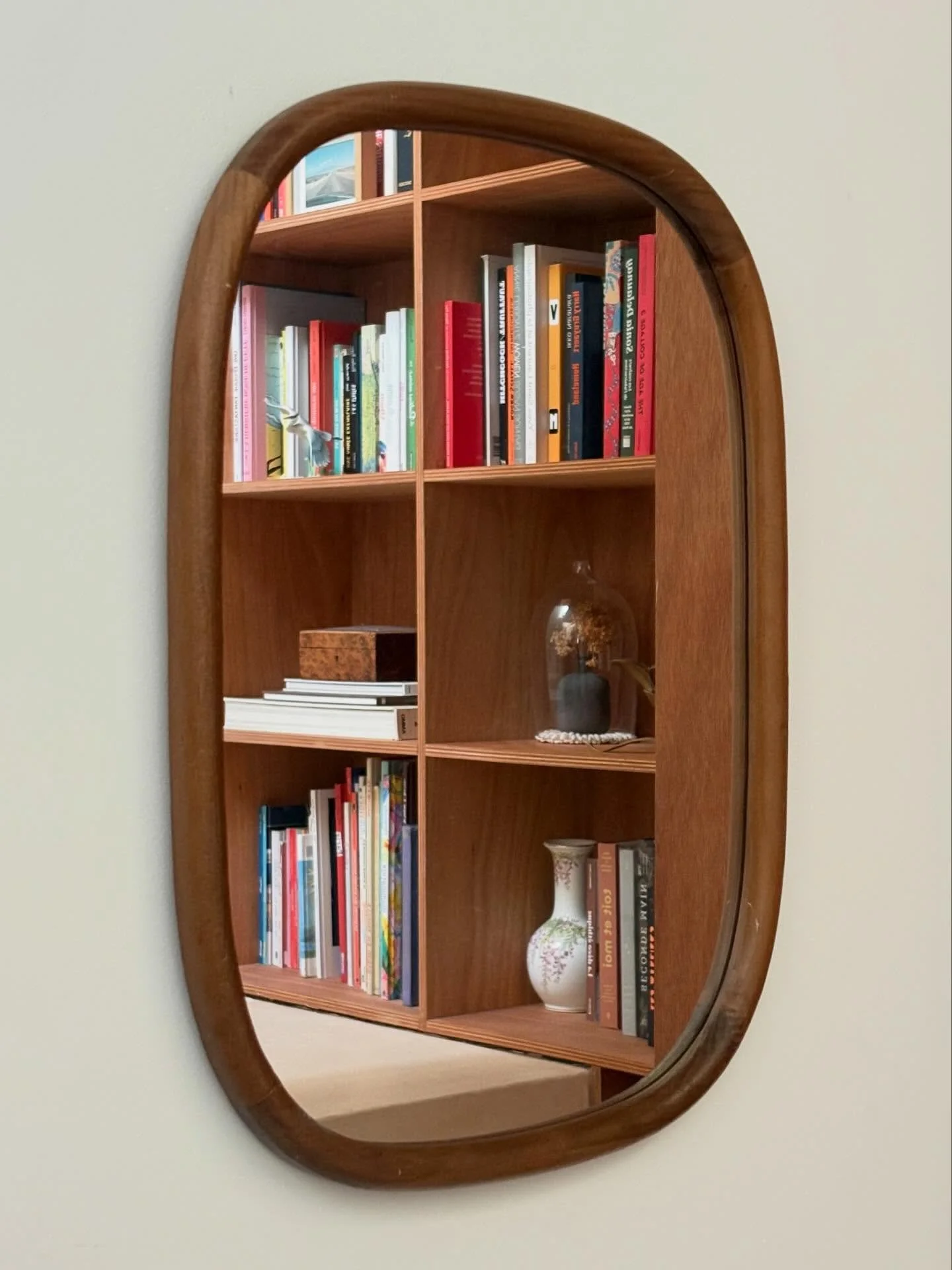 Un int&eacute;rieur ne peut jamais se r&eacute;sumer &agrave; une seule image. La preuve avec ces 3 vues d&rsquo;une m&ecirc;me pi&egrave;ce dans le miroir. Et un coucou en passant 👋🏻😉

#architectedinterieur #decorationmarseille