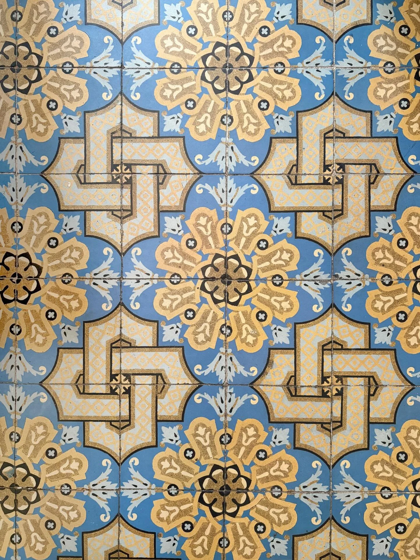 Toutes ces &laquo; vieilleries &raquo; que les ouvriers me trouvaient folle de vouloir conserver&hellip;
Elles &eacute;taient l&agrave; avant moi. Alors je me suis adapt&eacute;e &agrave; elles, plut&ocirc;t que de vouloir faire plier mon int&eacute;