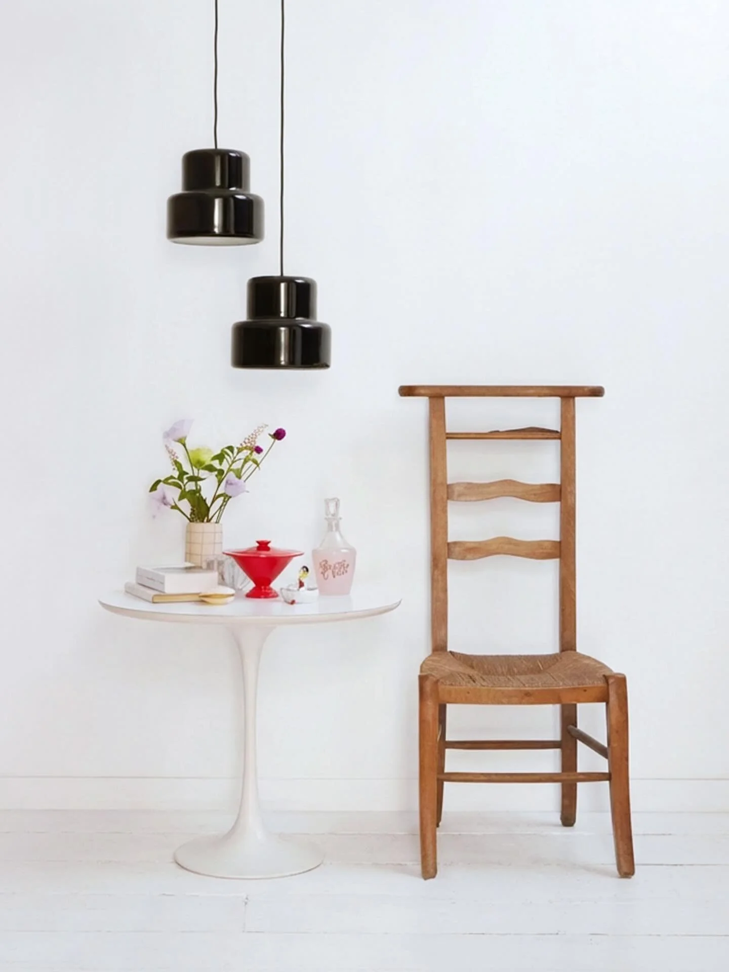 Blanc✔️Couleur✔️ Bois✔️ Vintage✔️ Fleurs✔️ Objets chin&eacute;s✔️ Tout me plait sur cette photo ! &Ccedil;a tombe bien, c&rsquo;est dans ma chambre 😀

📷 @lisamartens.c 

#decorationmarseille #decorationinterieure #homestyle