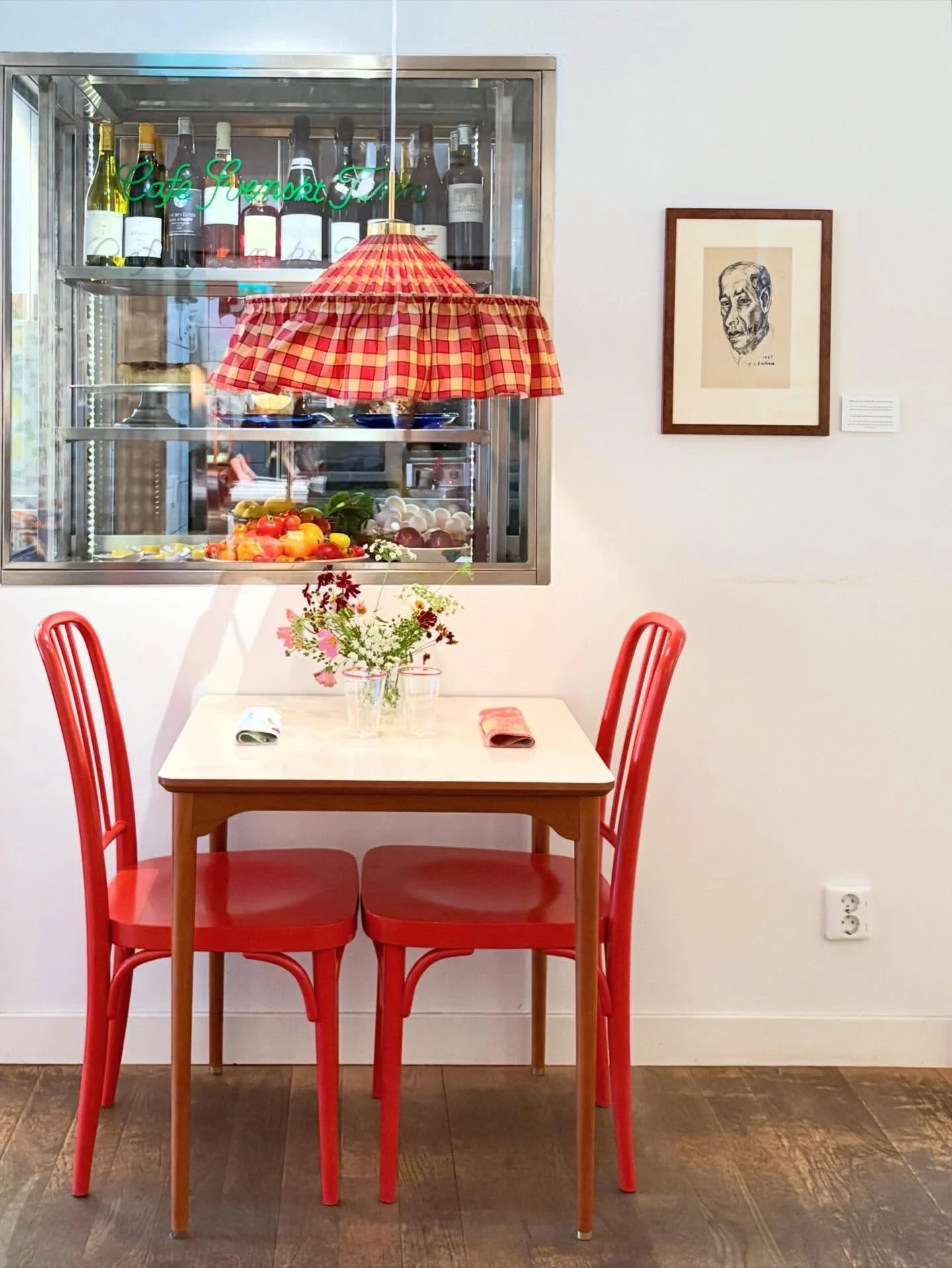 Dans le restaurant de la fabuleuse boutique @svenskttenn &agrave; Stockholm o&ugrave; je me suis rendue cet &eacute;t&eacute;, j&rsquo;ai pris en photo ce petit coin repas cosy et charmant. L&rsquo;abat-jour d&eacute;suet qui rappelle le rouge &eacut