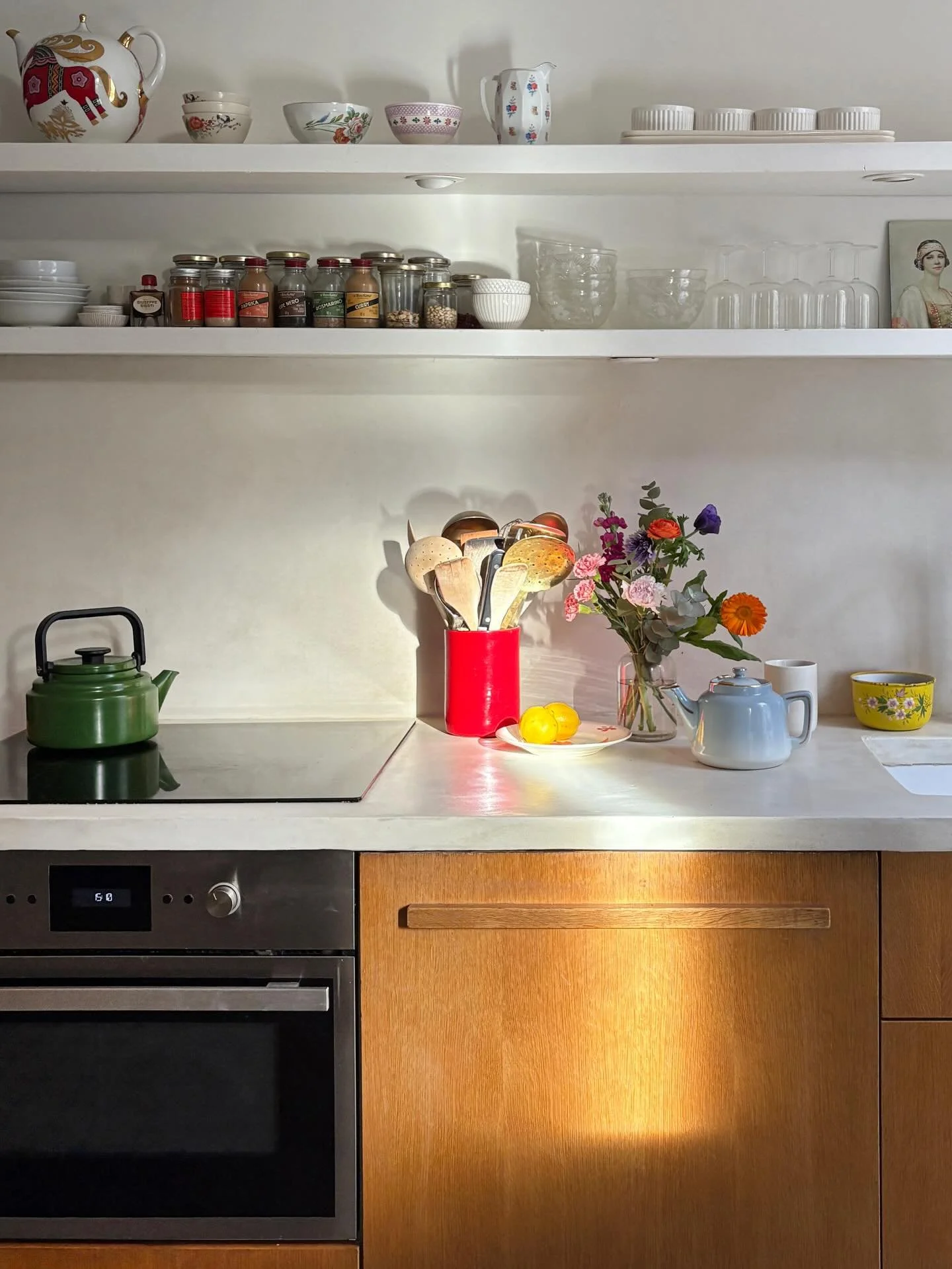 La magie de la lumi&egrave;re dans ma cuisine ☀️ Vous aussi avez un endroit chez vous qui ne cesse de vous surprendre ?