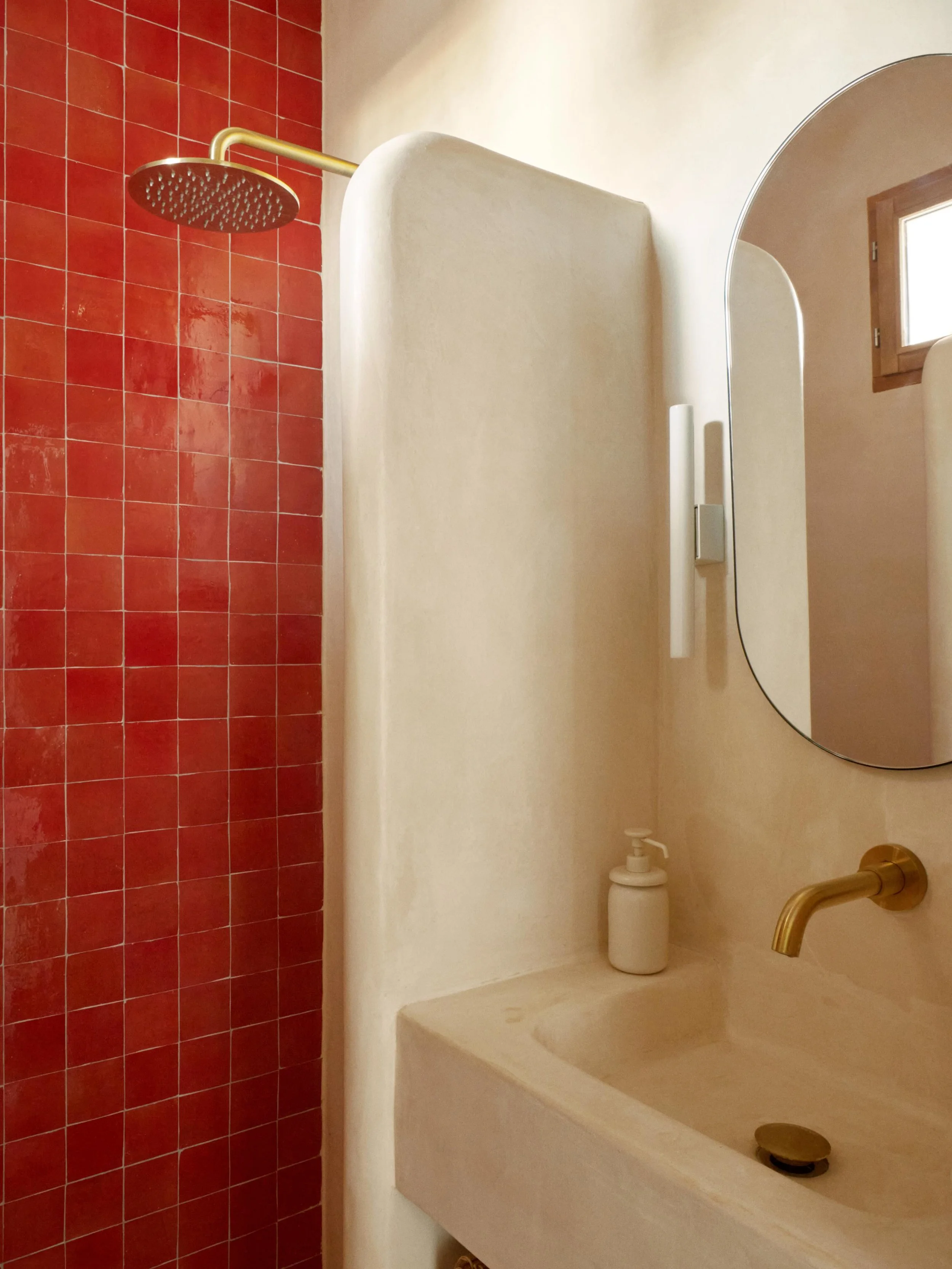 Terminons la visite par le rouge &eacute;clatant de la salle de bain et sa transformation spectaculaire gr&acirc;ce &agrave; une heureuse d&eacute;couverte : sous le double plafond tr&egrave;s bas se cachait un fenestron qui avait &eacute;t&eacute; o
