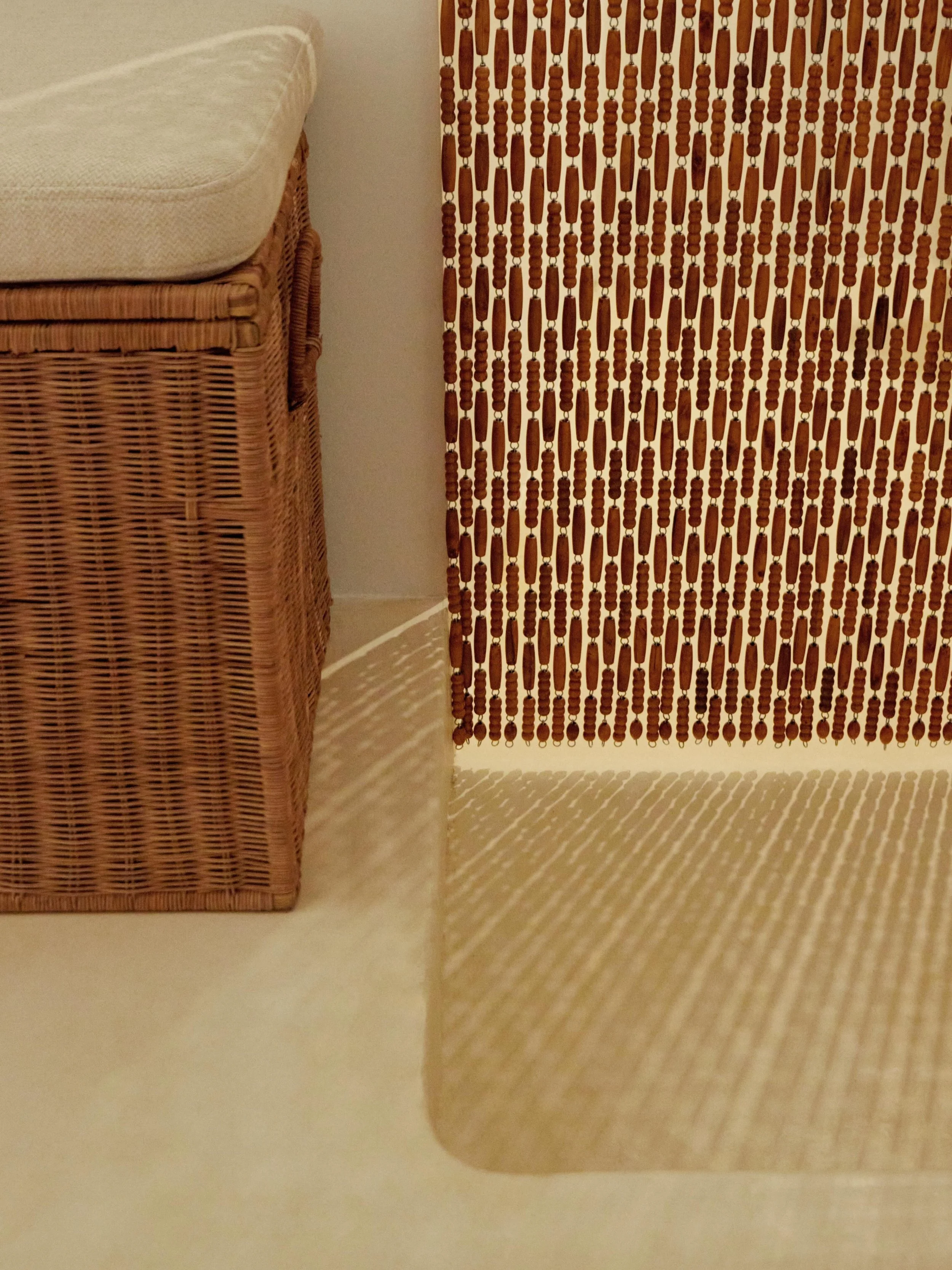 Loin d&rsquo;&ecirc;tre un simple &eacute;l&eacute;ment de d&eacute;coration, ce sont les mati&egrave;res qui donnent au projet son &eacute;quilibre final.
Ici, la douceur min&eacute;rale du Chukum r&eacute;pond &agrave; la texture plus brute de la t