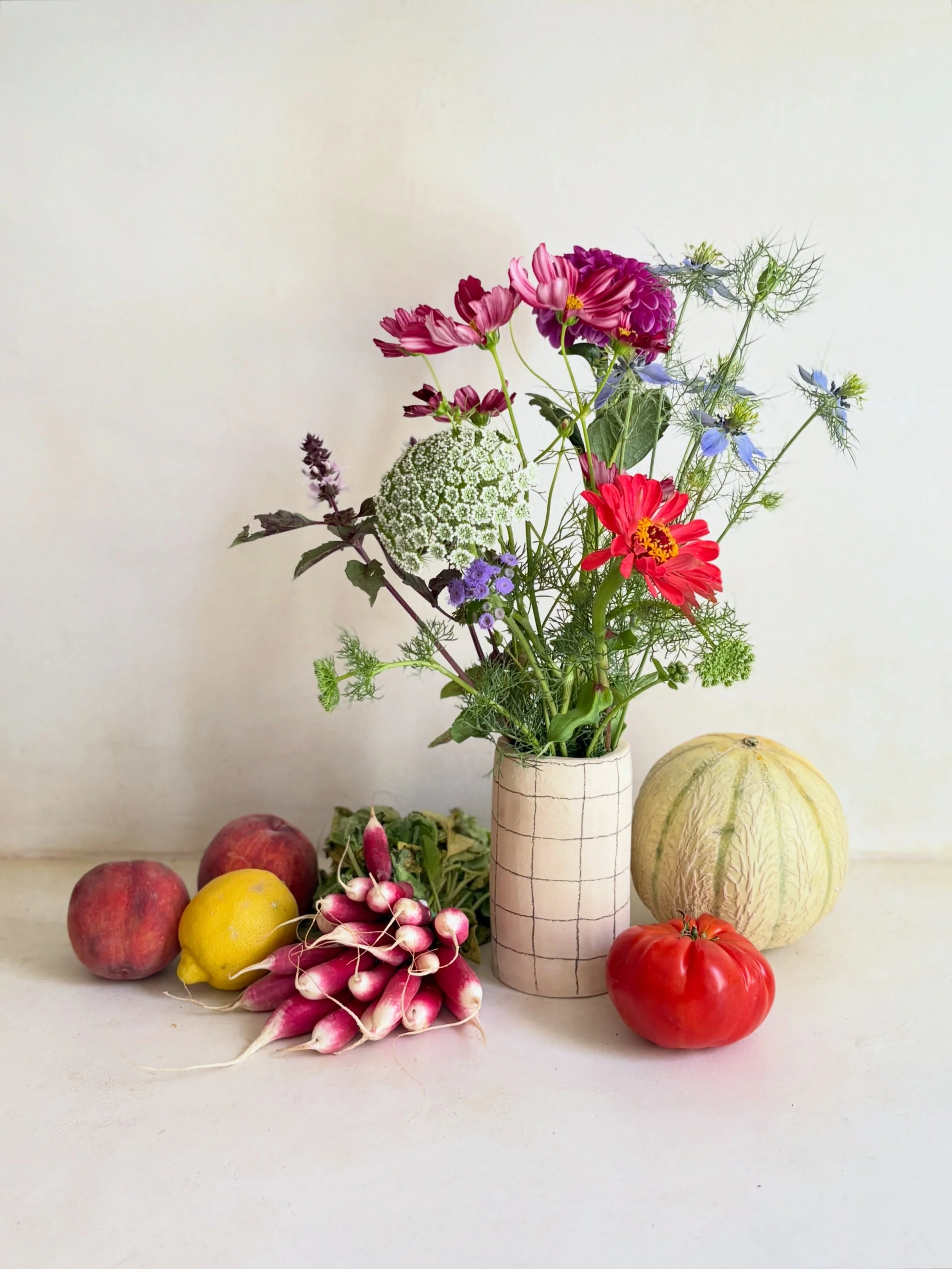 Un bouquet, quelques fruits et l&eacute;gumes fra&icirc;chement rapport&eacute;s du march&eacute;&hellip; Ces petits tableaux improvis&eacute;s qui apparaissent dans la maison me mettent en joie ✨
Ni les couleurs ni la composition ne dureront. C&rsqu